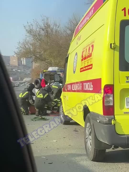 Во Владивостоке на улице Юмашева произошло серьезное дорожно-транспортное происшествие