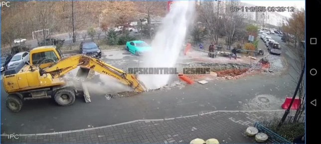 Мощный порыв произошел в микрорайоне Снеговая Падь на улице Адмирала Горшкова