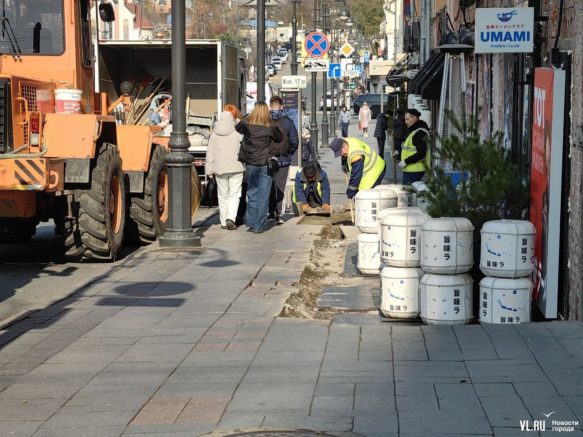 Городские службы начали благоустраивать тротуар на месте снесённой пристройки к ресторану на Пограничной Городские службы начали благоустраивать тротуар на месте снесённой пристройки к ресторану на Пограничной