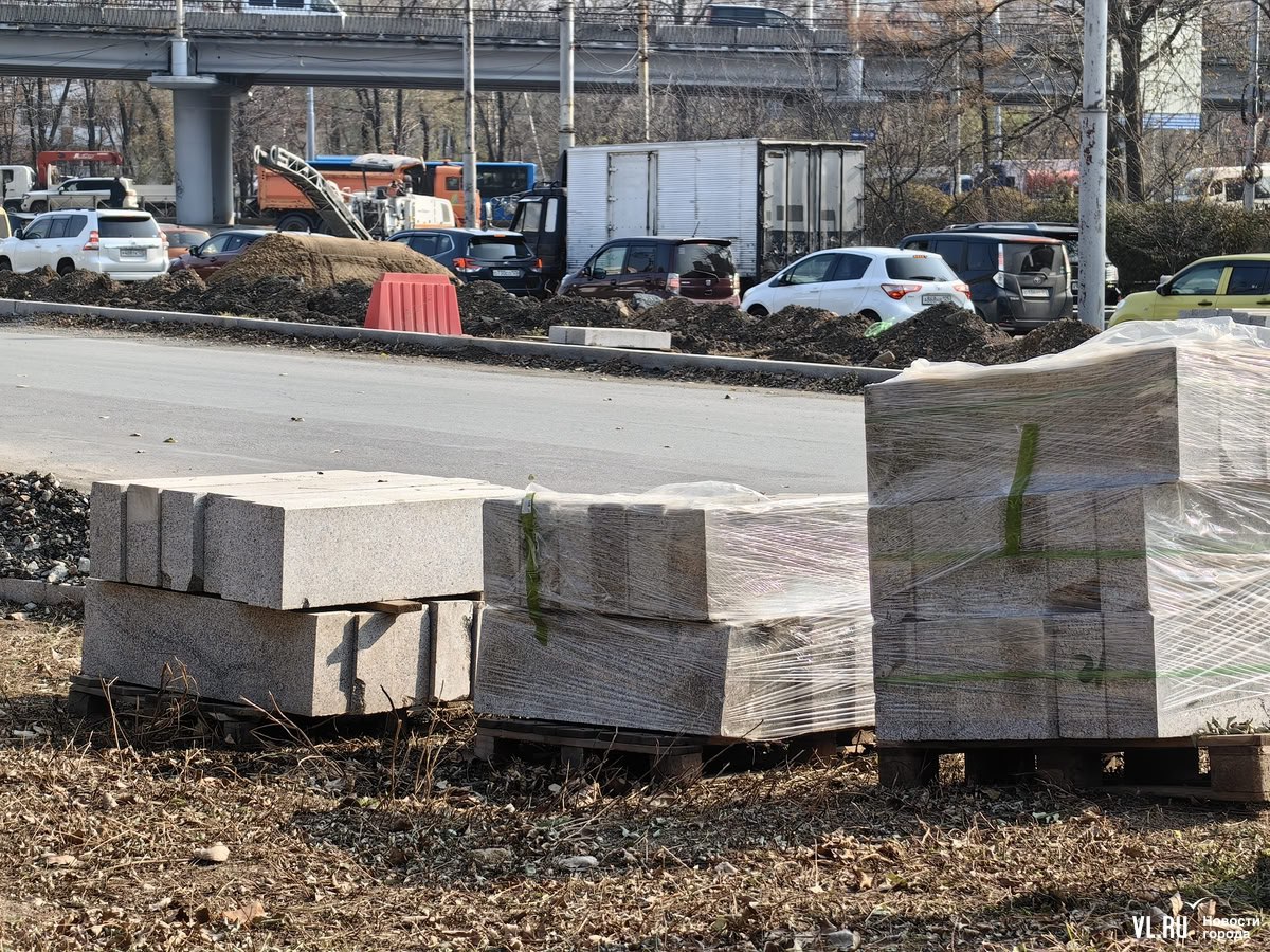 Часть ежедневных пробок во Владивостоке собирается из-за бесконечного ремонта перекрёстка на Русской Часть ежедневных пробок во Владивостоке собирается из-за бесконечного ремонта перекрёстка на Русской