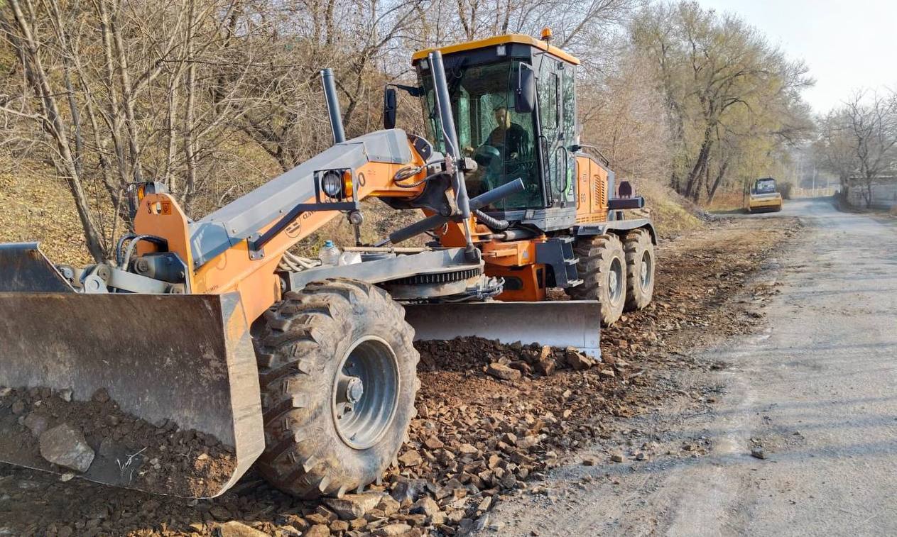 Дорожники «СГТ» приводят в порядок грунтовый проезд на проспекте 100-летия Владивостока
