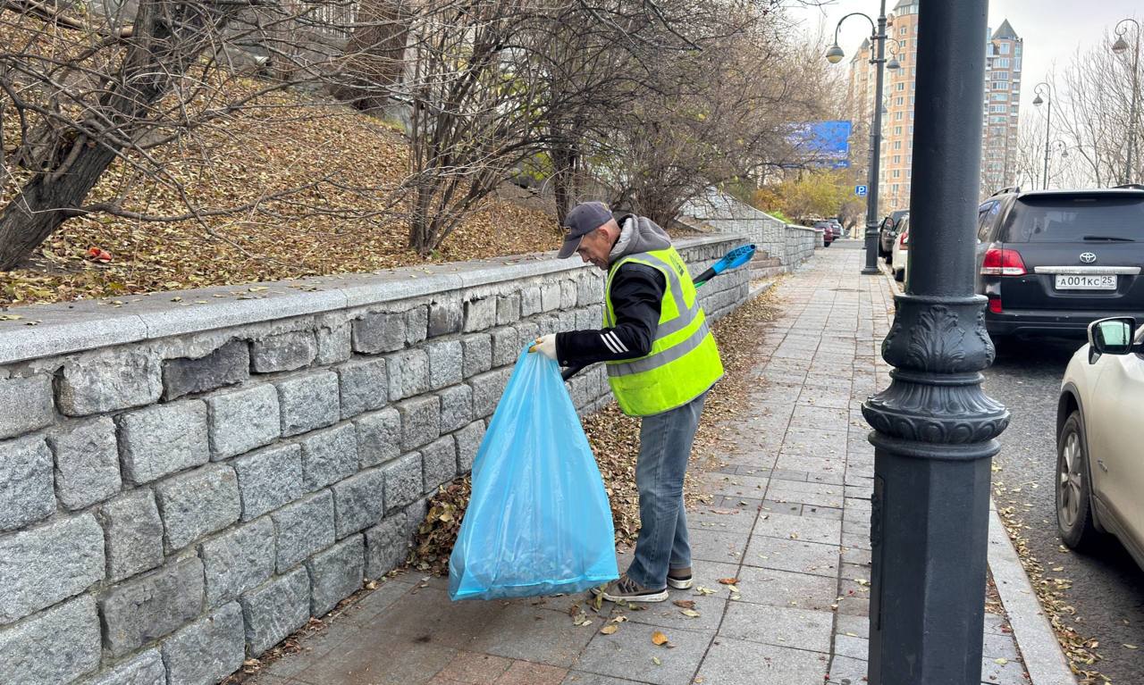 Сегодня во Владивостоке: устранение провалов и установка люков, дорожные работы, монтаж леерных ограждений и дорожных знаков, демонтаж объектов, а также санитарная уборка Сегодня во Владивостоке: устранение провалов и установка люков, дорожные работы, монтаж леерных ограждений и дорожных знаков, демонтаж объектов, а также санитарная уборка