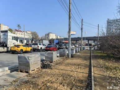 Часть ежедневных пробок во Владивостоке собирается из-за бесконечного ремонта перекрёстка на Русской