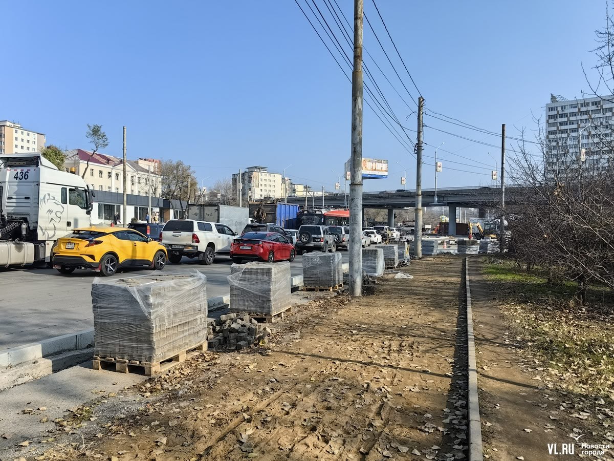 Часть ежедневных пробок во Владивостоке собирается из-за бесконечного ремонта перекрёстка на Русской