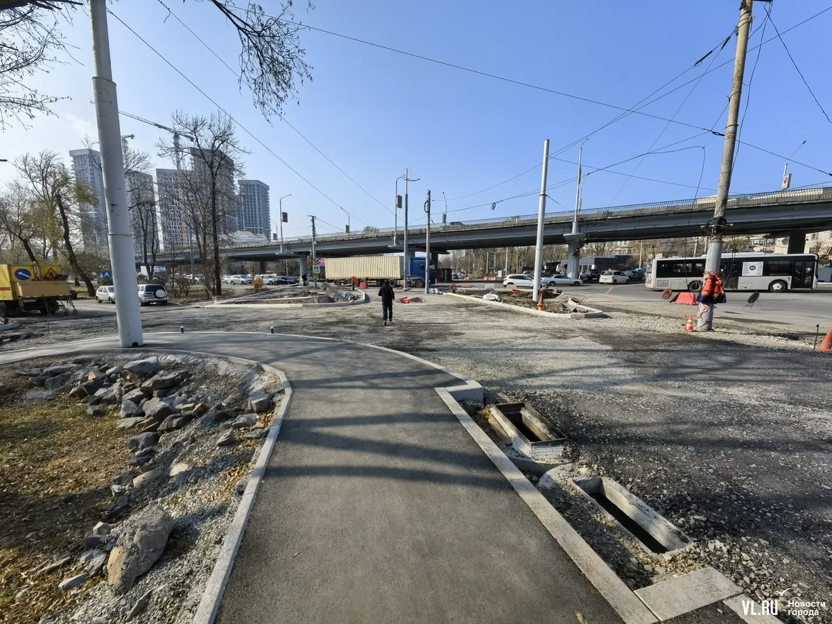 Часть ежедневных пробок во Владивостоке собирается из-за бесконечного ремонта перекрёстка на Русской Часть ежедневных пробок во Владивостоке собирается из-за бесконечного ремонта перекрёстка на Русской