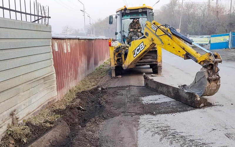 Дорожники приводят в порядок грунтовый проезд ДОСААФ – Нефтеветка