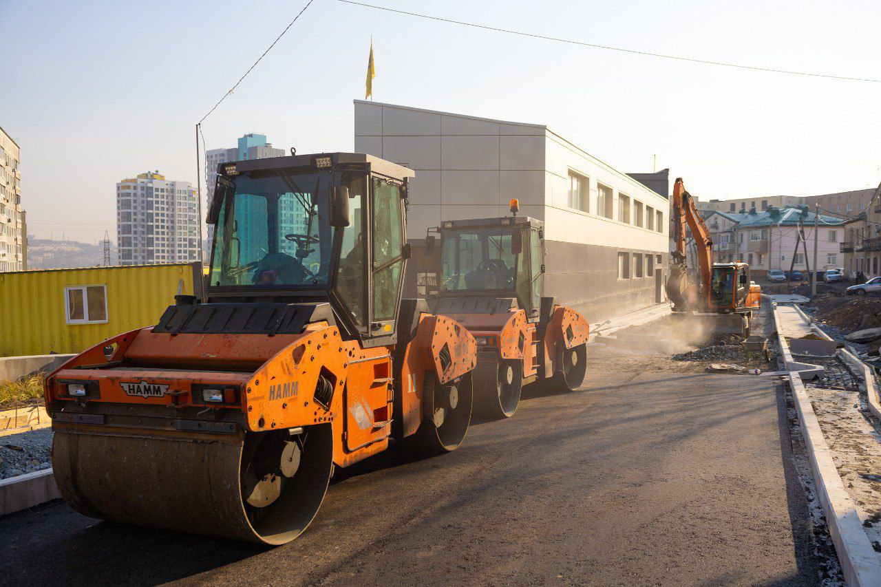 Константин Шестаков: Компания-подрядчик, которая по заказу администрации Владивостока занимается строительством дороги в районе кёрлинг-центра, приступила к укладке асфальта