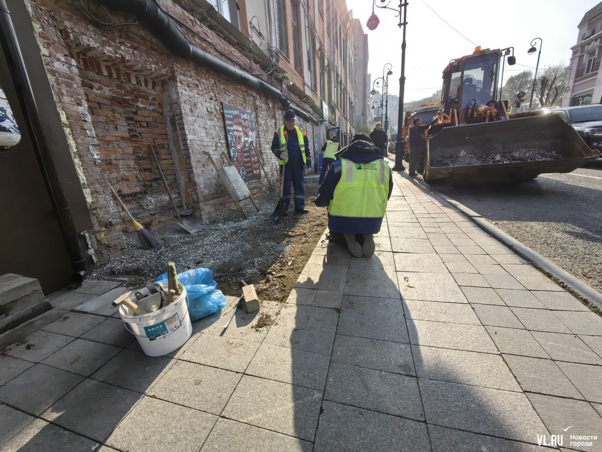 Городские службы начали благоустраивать тротуар на месте снесённой пристройки к ресторану на Пограничной Городские службы начали благоустраивать тротуар на месте снесённой пристройки к ресторану на Пограничной