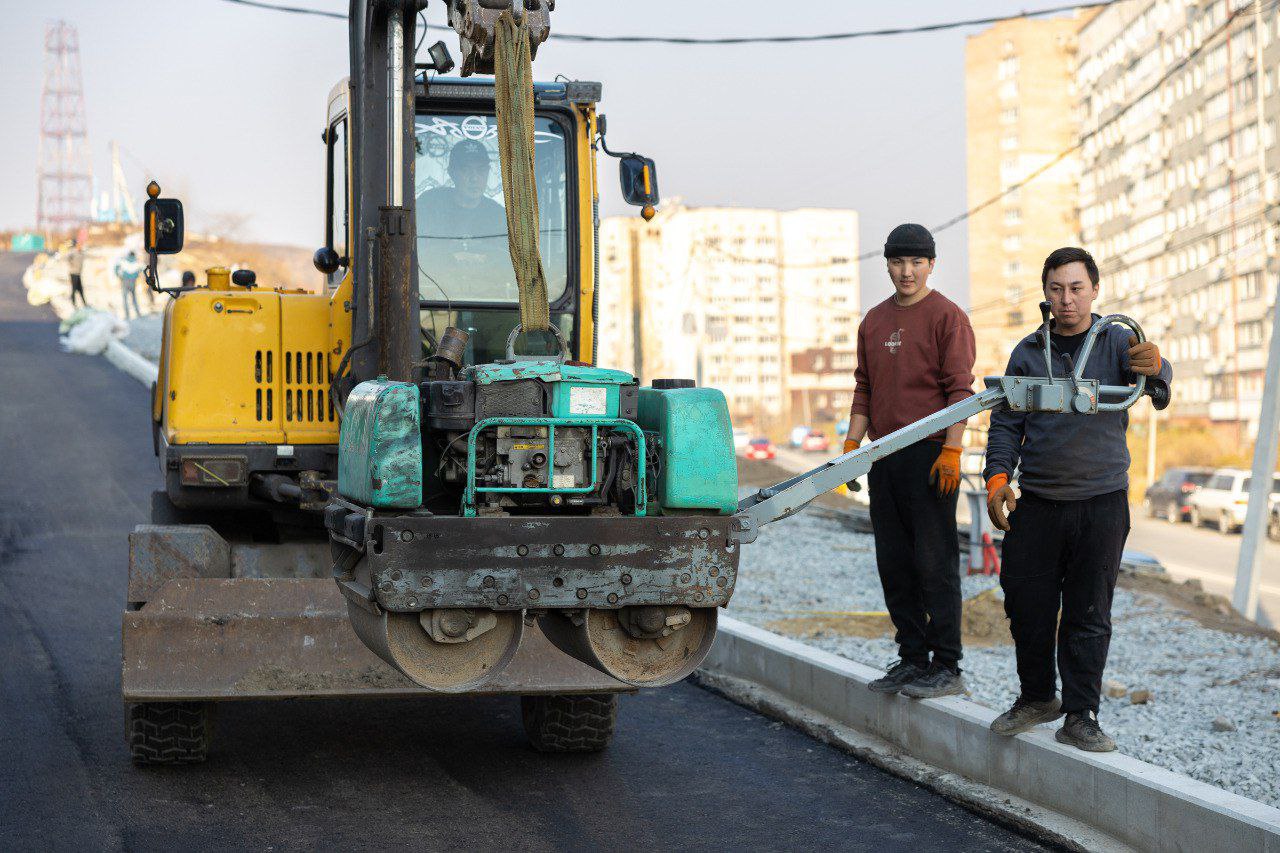 Константин Шестаков: Компания-подрядчик, которая по заказу администрации Владивостока занимается строительством дороги в районе кёрлинг-центра, приступила к укладке асфальта Константин Шестаков: Компания-подрядчик, которая по заказу администрации Владивостока занимается строительством дороги в районе кёрлинг-центра, приступила к укладке асфальта