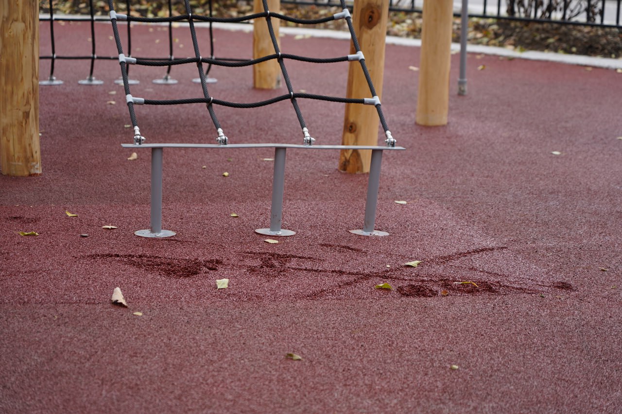 Виновные понесут наказание: найдены дети, испортившие покрытие в сквере Виновные понесут наказание: найдены дети, испортившие покрытие в сквере