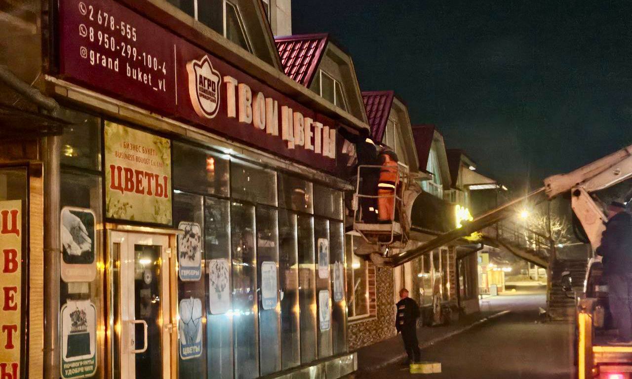 Сотрудники муниципального предприятия «СГТ» продолжают демонтаж незаконных баннеров, афиш и вывесок Сотрудники муниципального предприятия «СГТ» продолжают демонтаж незаконных баннеров, афиш и вывесок