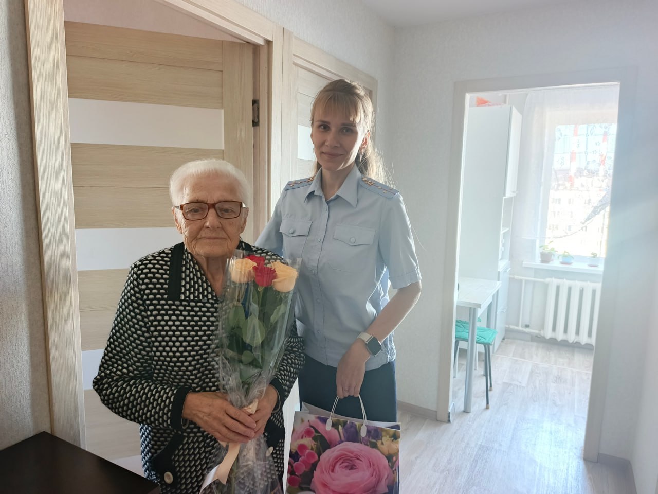 Владивостокские транспортные полицейские поздравили ветеранов с наступающим Днем сотрудников органов внутренних дел