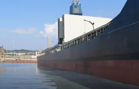 В бухте Славянка при погрузке зерна в морском порту часть груза попала в воду, что привело к загрязнению акватории