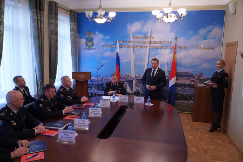 Приморские полицейские удостоены награды сенатора Российской Федерации Приморские полицейские удостоены награды сенатора Российской Федерации