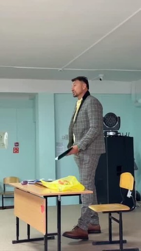 Во встрече со школьниками поселка Новый Надеждинского округа принял участие гребец из Владивостока, мастер спорта СССР, многократный чемпион России, чемпион Вооружённых сил СССР, чемпион мира и Европы на лодках «Дракон»...