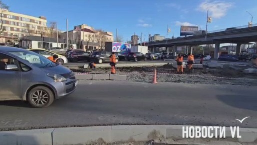 Утром проезд вдоль сквера с китёнком всё ещё оставался открытым