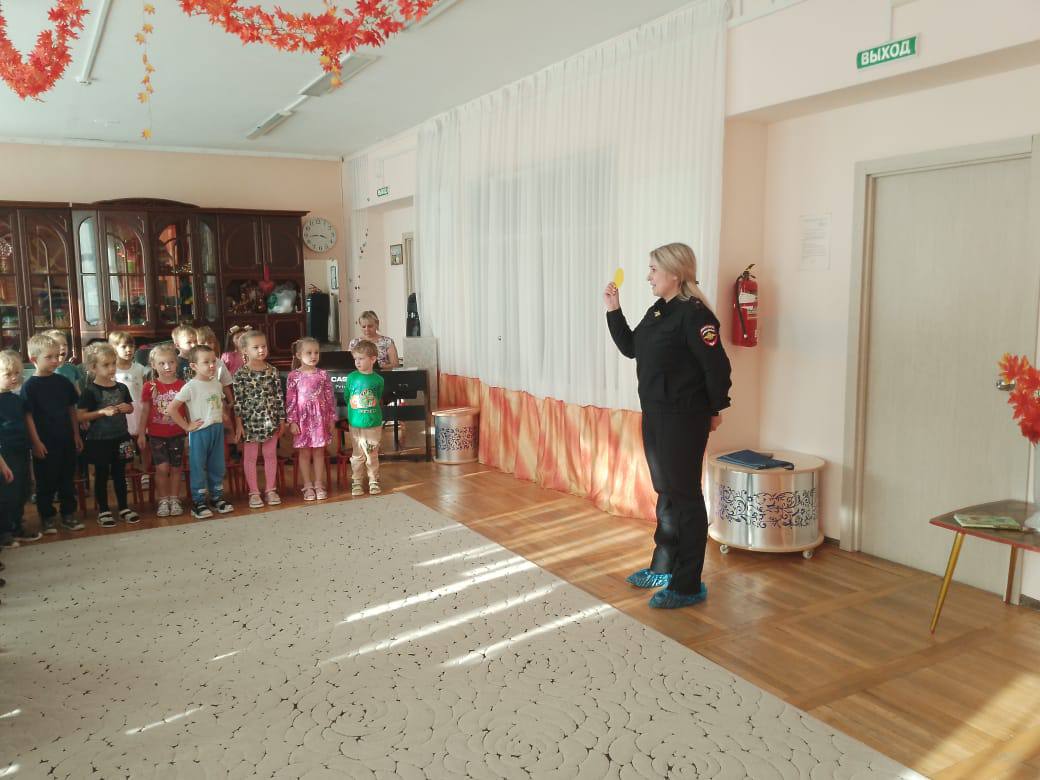 Сотрудники Госавтоинспекции Владивостока провели урок дорожной безопасности для воспитанников детского сада 55 Сотрудники Госавтоинспекции Владивостока провели урок дорожной безопасности для воспитанников детского сада 55
