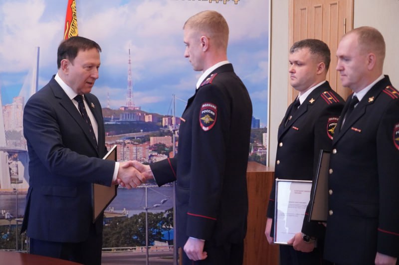 Приморские полицейские удостоены награды сенатора Российской Федерации Приморские полицейские удостоены награды сенатора Российской Федерации