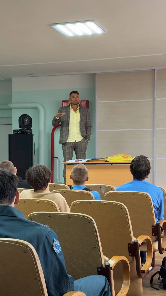 Во встрече со школьниками поселка Новый Надеждинского округа принял участие гребец из Владивостока, мастер спорта СССР, многократный чемпион России, чемпион Вооружённых сил СССР, чемпион мира и Европы на лодках «Дракон»... Во встрече со школьниками поселка Новый Надеждинского округа принял участие гребец из Владивостока, мастер спорта СССР, многократный чемпион России, чемпион Вооружённых сил СССР, чемпион мира и Европы на лодках «Дракон»...