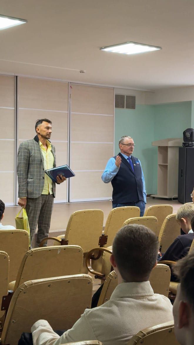 Во встрече со школьниками поселка Новый Надеждинского округа принял участие гребец из Владивостока, мастер спорта СССР, многократный чемпион России, чемпион Вооружённых сил СССР, чемпион мира и Европы на лодках «Дракон»... Во встрече со школьниками поселка Новый Надеждинского округа принял участие гребец из Владивостока, мастер спорта СССР, многократный чемпион России, чемпион Вооружённых сил СССР, чемпион мира и Европы на лодках «Дракон»...