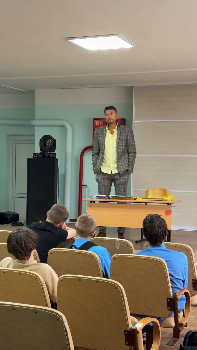 Во встрече со школьниками поселка Новый Надеждинского округа принял участие гребец из Владивостока, мастер спорта СССР, многократный чемпион России, чемпион Вооружённых сил СССР, чемпион мира и Европы на лодках «Дракон»... Во встрече со школьниками поселка Новый Надеждинского округа принял участие гребец из Владивостока, мастер спорта СССР, многократный чемпион России, чемпион Вооружённых сил СССР, чемпион мира и Европы на лодках «Дракон»...