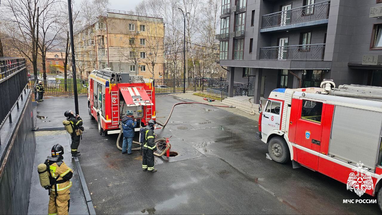 В Находке огнеборцы МЧС России потушили условный пожар на 24-ом этаже нового жилого дома В Находке огнеборцы МЧС России потушили условный пожар на 24-ом этаже нового жилого дома