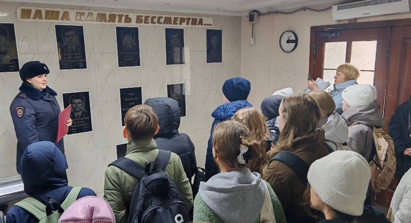 В Уссурийске полицейские и общественники рассказали школьникам о героях-милиционерах, погибших при исполнении служебного долга
