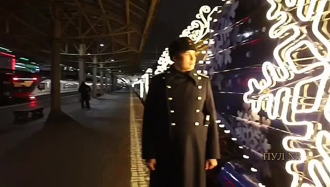 Поезд Деда Мороза проехал по Москве перед отправкой в новогоднее путешествие через всю страну: