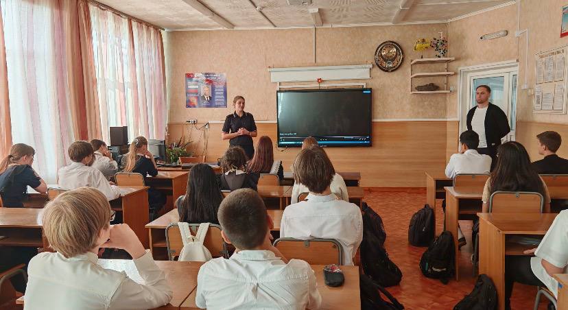 В Уссурийске полицейские и общественники рассказали школьникам о героях-милиционерах, погибших при исполнении служебного долга В Уссурийске полицейские и общественники рассказали школьникам о героях-милиционерах, погибших при исполнении служебного долга