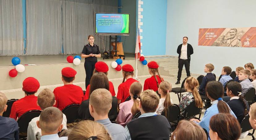 В Уссурийске полицейские и общественники рассказали школьникам о героях-милиционерах, погибших при исполнении служебного долга В Уссурийске полицейские и общественники рассказали школьникам о героях-милиционерах, погибших при исполнении служебного долга