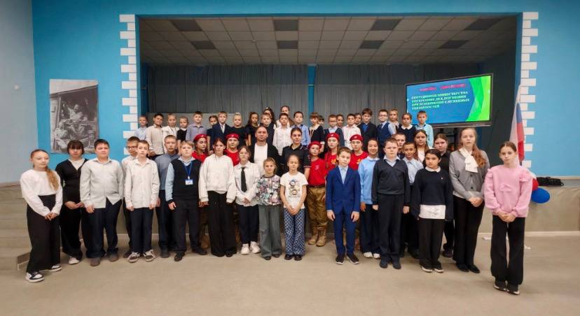 В Уссурийске полицейские и общественники рассказали школьникам о героях-милиционерах, погибших при исполнении служебного долга В Уссурийске полицейские и общественники рассказали школьникам о героях-милиционерах, погибших при исполнении служебного долга