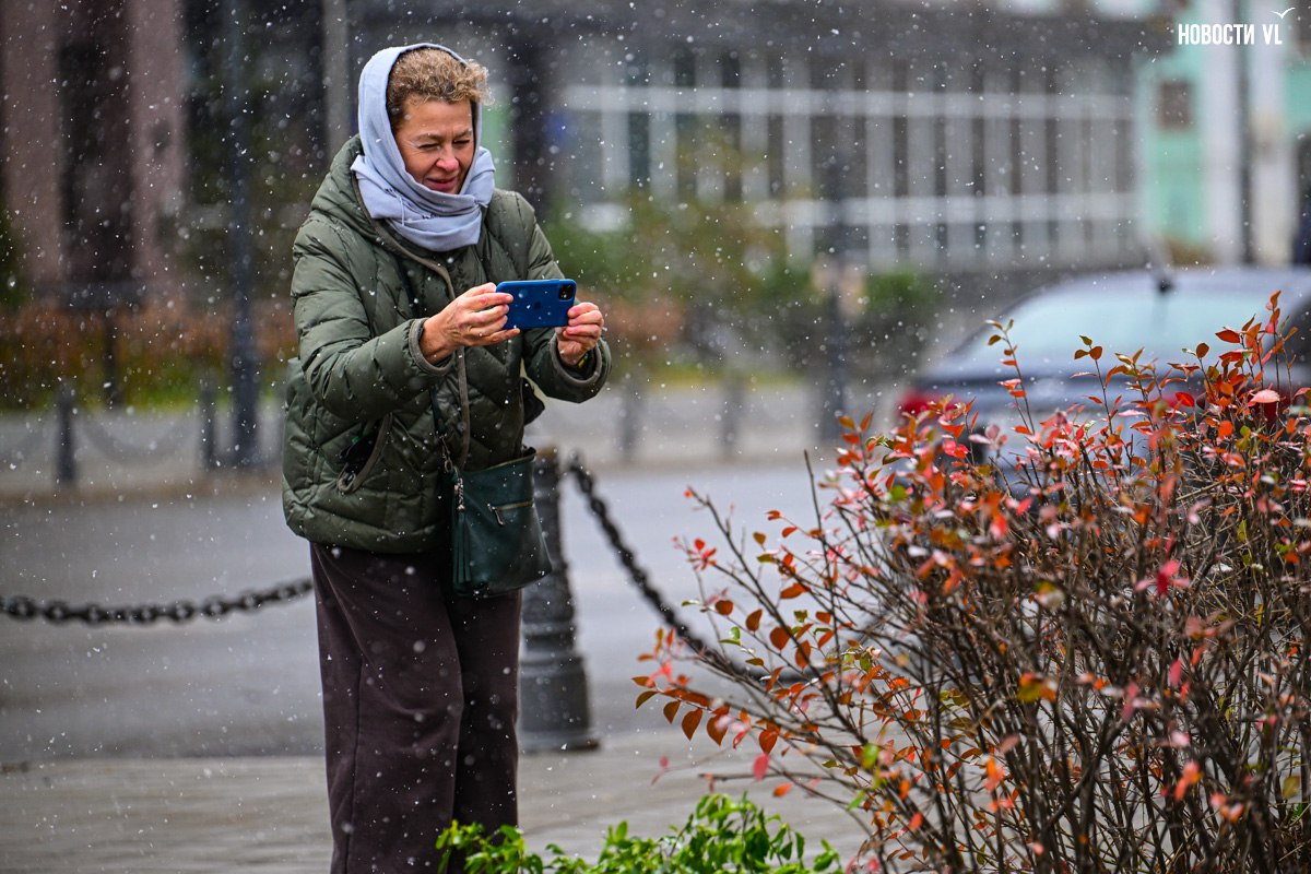 А снег идёт.... Это уже не те несколько снежинок, что упали в середине октября. Снег идёт настоящий, не мокрый, не с дождём, как пугали синоптики. Фотограф Новостей VL прогулялся по центру Владивостока – показать вам... А снег идёт.... Это уже не те несколько снежинок, что упали в середине октября. Снег идёт настоящий, не мокрый, не с дождём, как пугали синоптики. Фотограф Новостей VL прогулялся по центру Владивостока – показать вам...