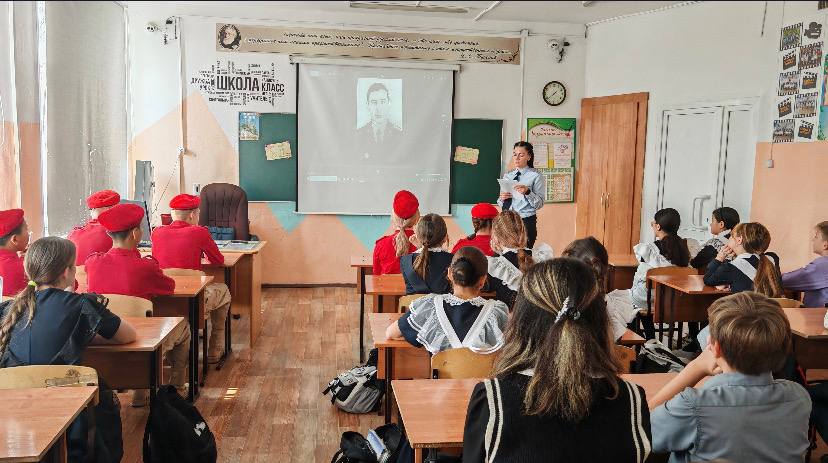 В Уссурийске полицейские и общественники рассказали школьникам о героях-милиционерах, погибших при исполнении служебного долга В Уссурийске полицейские и общественники рассказали школьникам о героях-милиционерах, погибших при исполнении служебного долга