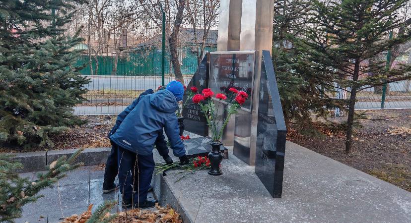 В Уссурийске полицейские и общественники рассказали школьникам о героях-милиционерах, погибших при исполнении служебного долга В Уссурийске полицейские и общественники рассказали школьникам о героях-милиционерах, погибших при исполнении служебного долга