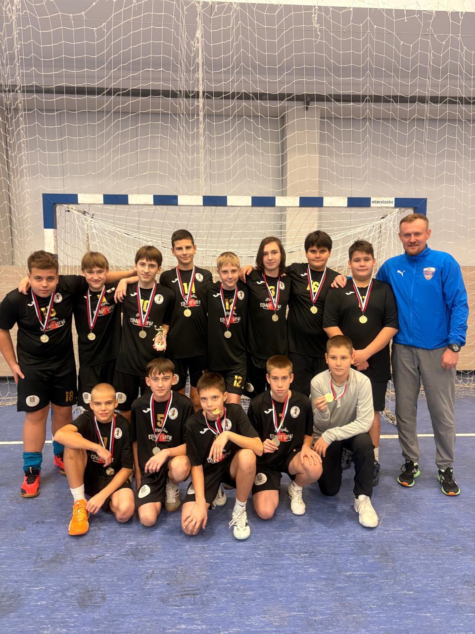 Сразу три приморских коллектива добились ярких успехов на межрегиональных отборочных этапах первенства России по гандболу, которые прошли в первых числах ноября в Новокузнецке и Челябинске Сразу три приморских коллектива добились ярких успехов на межрегиональных отборочных этапах первенства России по гандболу, которые прошли в первых числах ноября в Новокузнецке и Челябинске