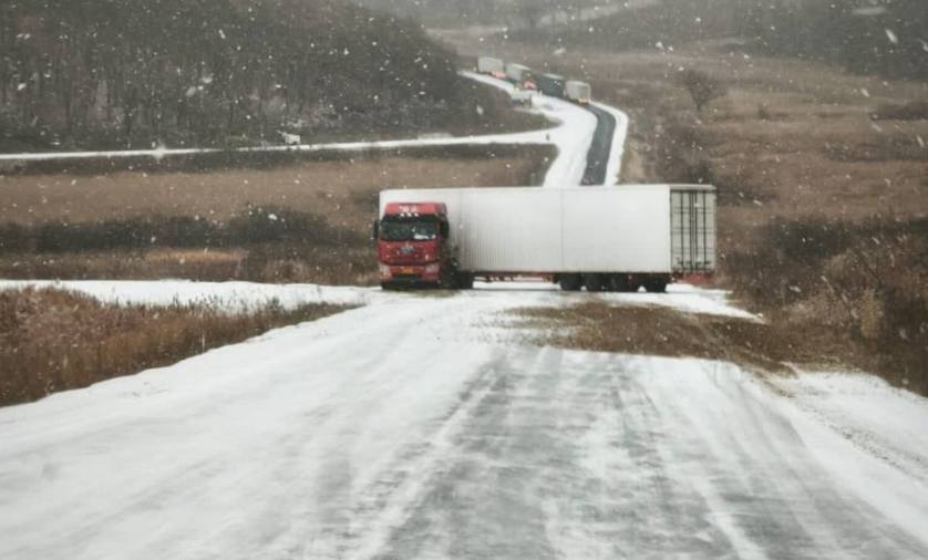 В Пограничном муниципальном округе Приморья на 76-78 км автодороги «Уссурийск -Пограничный -Госграница» из-за гололеда ограничено движение для автобусов и большегрузного транспорта