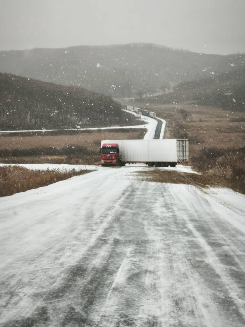 Полиция Приморья просит водителей и пешеходов проявлять повышенную осторожность в условиях непогоды