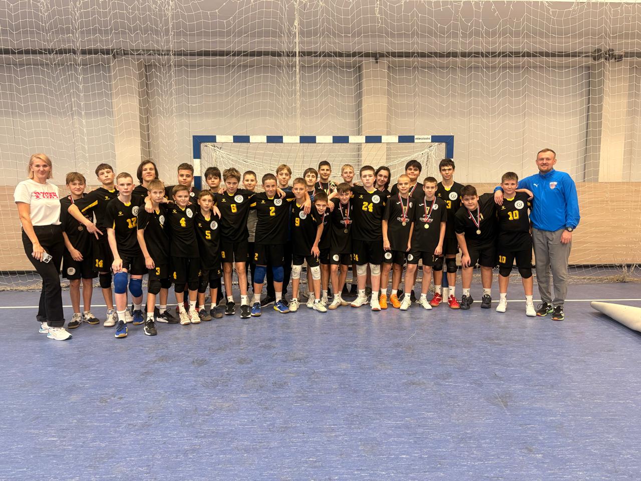 Сразу три приморских коллектива добились ярких успехов на межрегиональных отборочных этапах первенства России по гандболу, которые прошли в первых числах ноября в Новокузнецке и Челябинске Сразу три приморских коллектива добились ярких успехов на межрегиональных отборочных этапах первенства России по гандболу, которые прошли в первых числах ноября в Новокузнецке и Челябинске