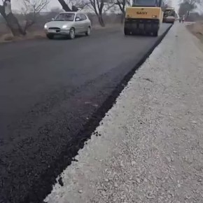 Прямо сейчас на подъезде к селу Борисовка Уссурийского городского округа идет укладка асфальтобетона