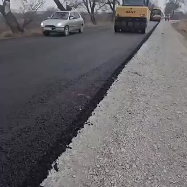 Прямо сейчас на подъезде к селу Борисовка Уссурийского городского округа идет укладка асфальтобетона