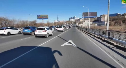 На проспекте 100-летия Владивостока удалили часть выделенной полосы для общественного автотранспорта – это участок на мосту через Вторую речку, между двумя съездами на улицу Бородинскую