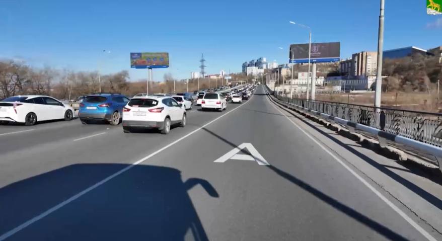 На проспекте 100-летия Владивостока удалили часть выделенной полосы для общественного автотранспорта – это участок на мосту через Вторую речку, между двумя съездами на улицу Бородинскую