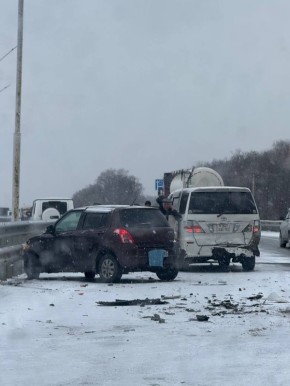 Из-за снега на трассе между Уссурийском и Владивостоком - массовые аварии