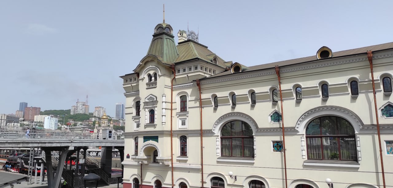 CULTURA. Железнодорожный вокзал Владивостока — конечная станция Транссибирской магистрали, которая проходит через всю Россию от Москвы до Владивостока CULTURA. Железнодорожный вокзал Владивостока — конечная станция Транссибирской магистрали, которая проходит через всю Россию от Москвы до Владивостока