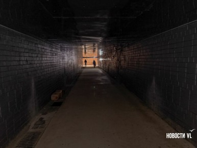 Уже несколько месяцев жители Владивостока освещают себе путь телефонами в подземных переходах на «Столетии»