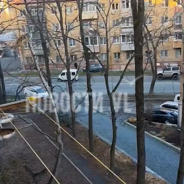 На 40 лет ВЛКСМ, 21 во Владивостоке автомобиль Toyota Rush потерял управление, выехал на тротуар и притёрся к стене дома