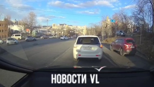 Красный, жёлтый... снова красный: светофор на Спортивной вводит в заблуждение водителей Владивостока