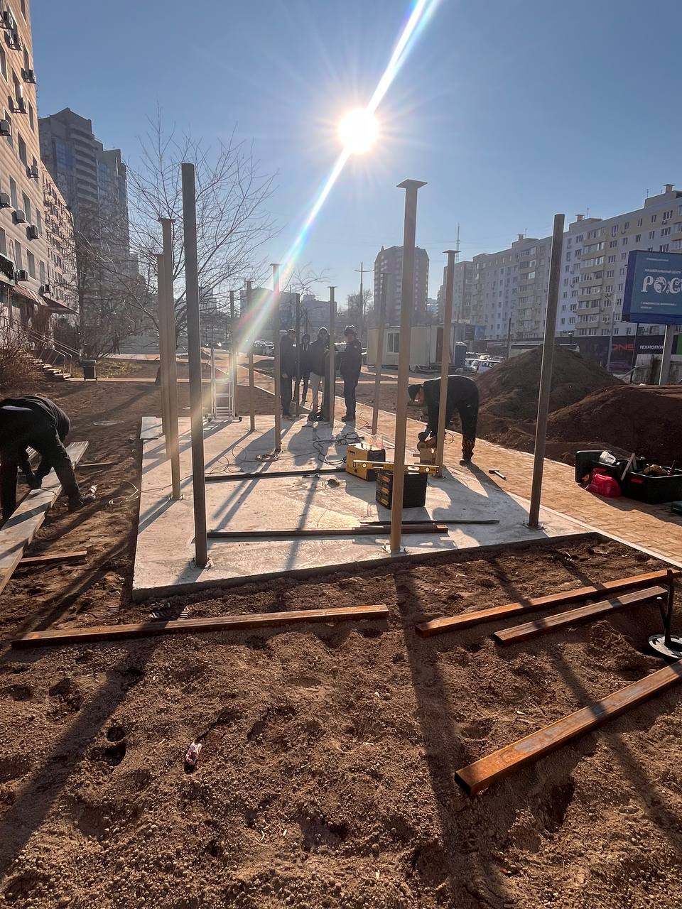 Благоустройство сквера на улице Некрасовской, 98 во Владивостоке продолжается