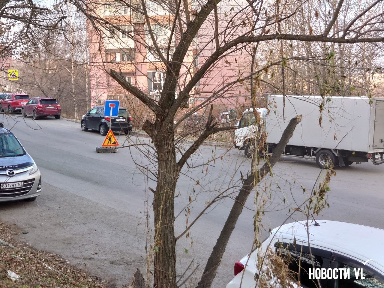 Читатели сообщают, что на БАМе возле Героев Варяга, 5 неожиданно перекрыли сквозной проезд Читатели сообщают, что на БАМе возле Героев Варяга, 5 неожиданно перекрыли сквозной проезд
