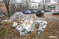 На Острякова стоянку под окнами домов отсыпают строительным мусором